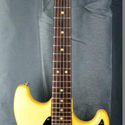 VENDUE... FENDER Mustang White 1978 USA import *OCCASION*